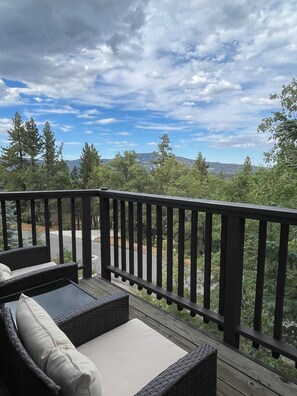 Property grounds - Big Bear Escape - Quiet Family Friendly Cabin - Late Check Out Available! (Big Bear)