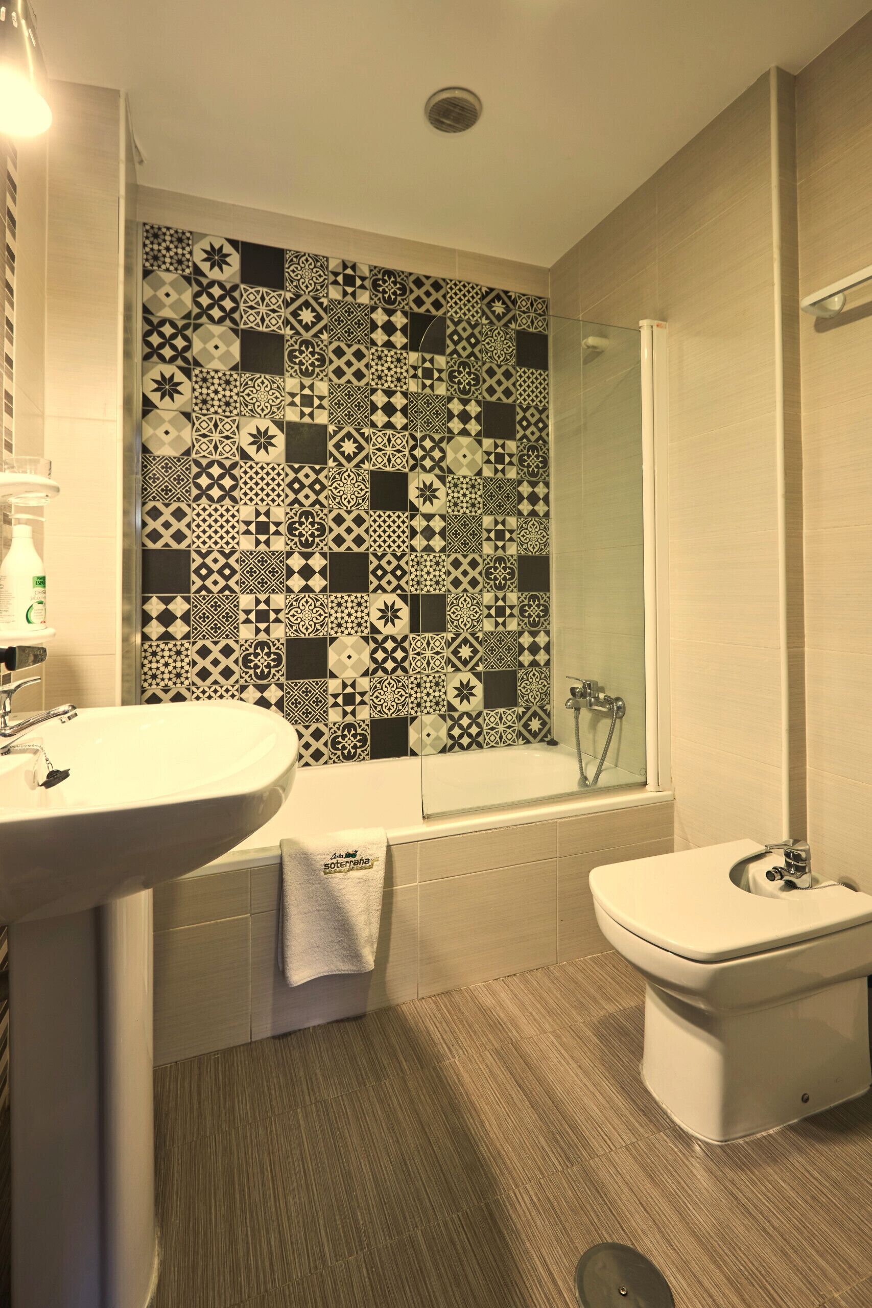 Een douche, een haardroger, handdoeken