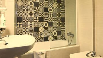 Een douche, een haardroger, handdoeken