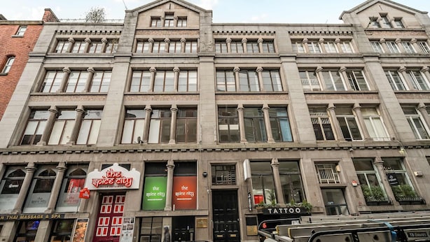 A multi-story building with a classical architectural style, featuring large windows and columns. - Host Stay Apartment 8 Stanley Street (Liverpool)