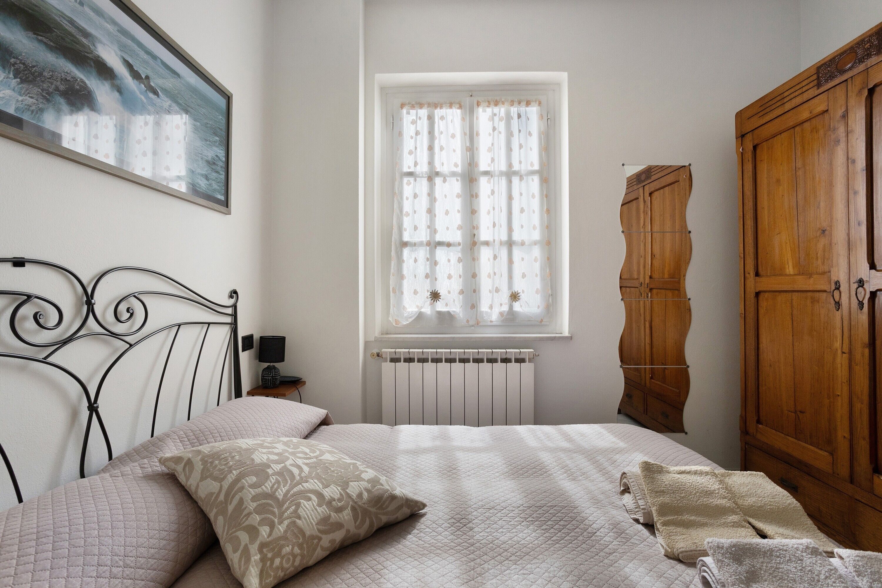 Escritorio, tabla de planchar con plancha, wifi y ropa de cama