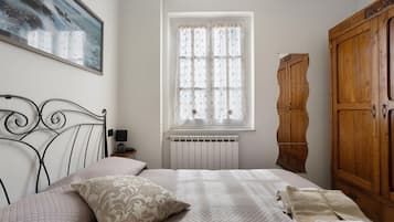 Escritorio, tabla de planchar con plancha, wifi y ropa de cama