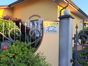 Exterior detail - Apartment 'Lunigiana - Casa Anita Con Giardino' with Private Garden, Wi-Fi and Air Conditioning (Castelnuovo Magra)