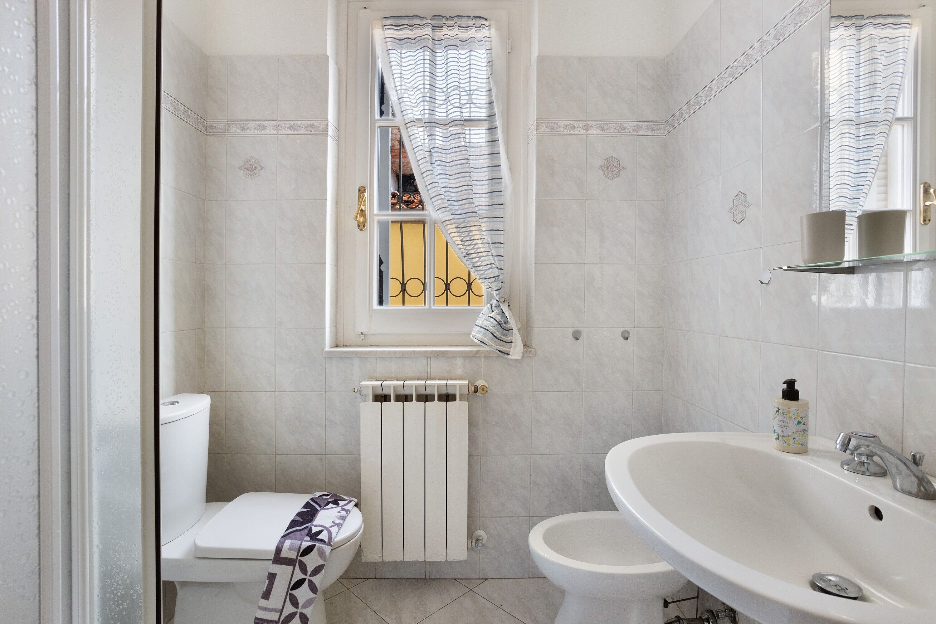 Douche, sèche-cheveux, serviettes fournies, papier toilette