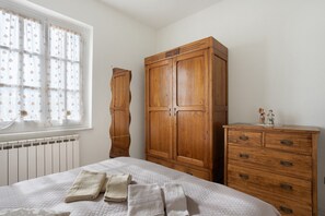 Desk, iron/ironing board, WiFi, bed sheets - Apartment 'Lunigiana - Casa Anita with Private Garden, Wi-Fi and Air Conditioning' (Castelnuovo Magra)