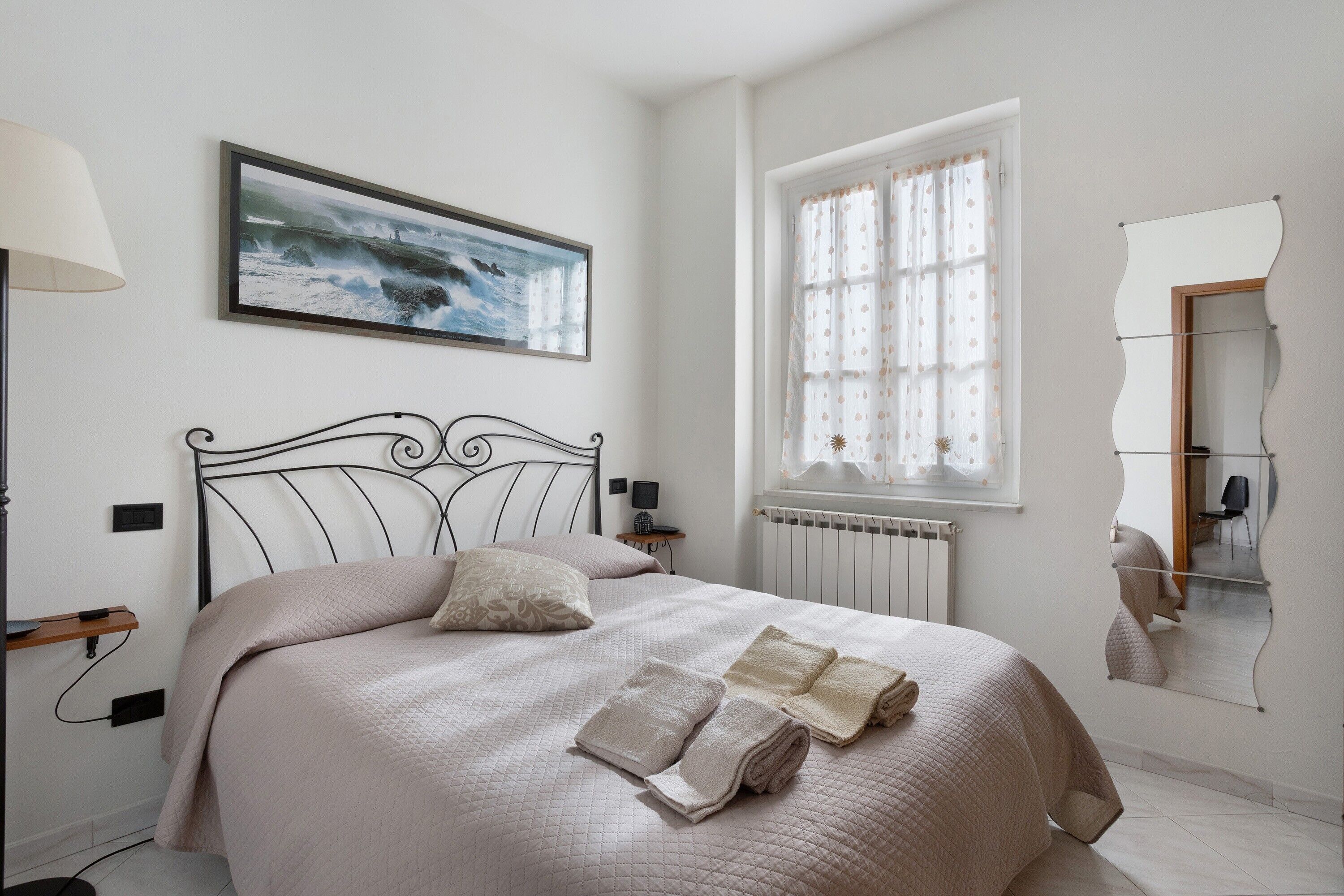 Escritorio, tabla de planchar con plancha, wifi y ropa de cama