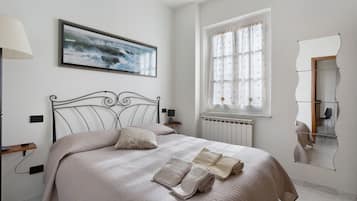 Escritorio, tabla de planchar con plancha, wifi y ropa de cama