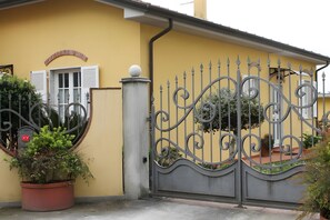 Exterior detail - Apartment 'Lunigiana - Casa Anita Con Giardino' with Private Garden, Wi-Fi and Air Conditioning (Castelnuovo Magra)