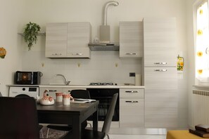 Private kitchen - Apartment 'Lunigiana - Casa Anita Con Giardino' with Private Garden, Wi-Fi and Air Conditioning (Castelnuovo Magra)