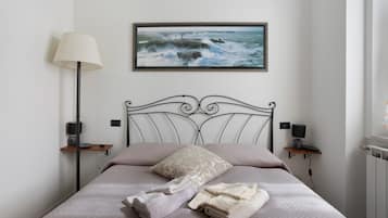 Desk, iron/ironing board, WiFi, bed sheets