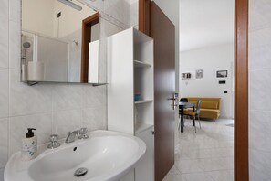 Interior - Apartment 'Lunigiana - Casa Anita with Private Garden, Wi-Fi and Air Conditioning' (Castelnuovo Magra)
