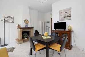 Dining - Apartment 'Lunigiana - Casa Anita with Private Garden, Wi-Fi and Air Conditioning' (Castelnuovo Magra)