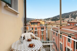 Outdoor dining - Apartment 'Lerici - Aunt's Little Terrace' with Balcony (Lerici)