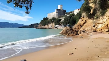 Una spiaggia nelle vicinanze