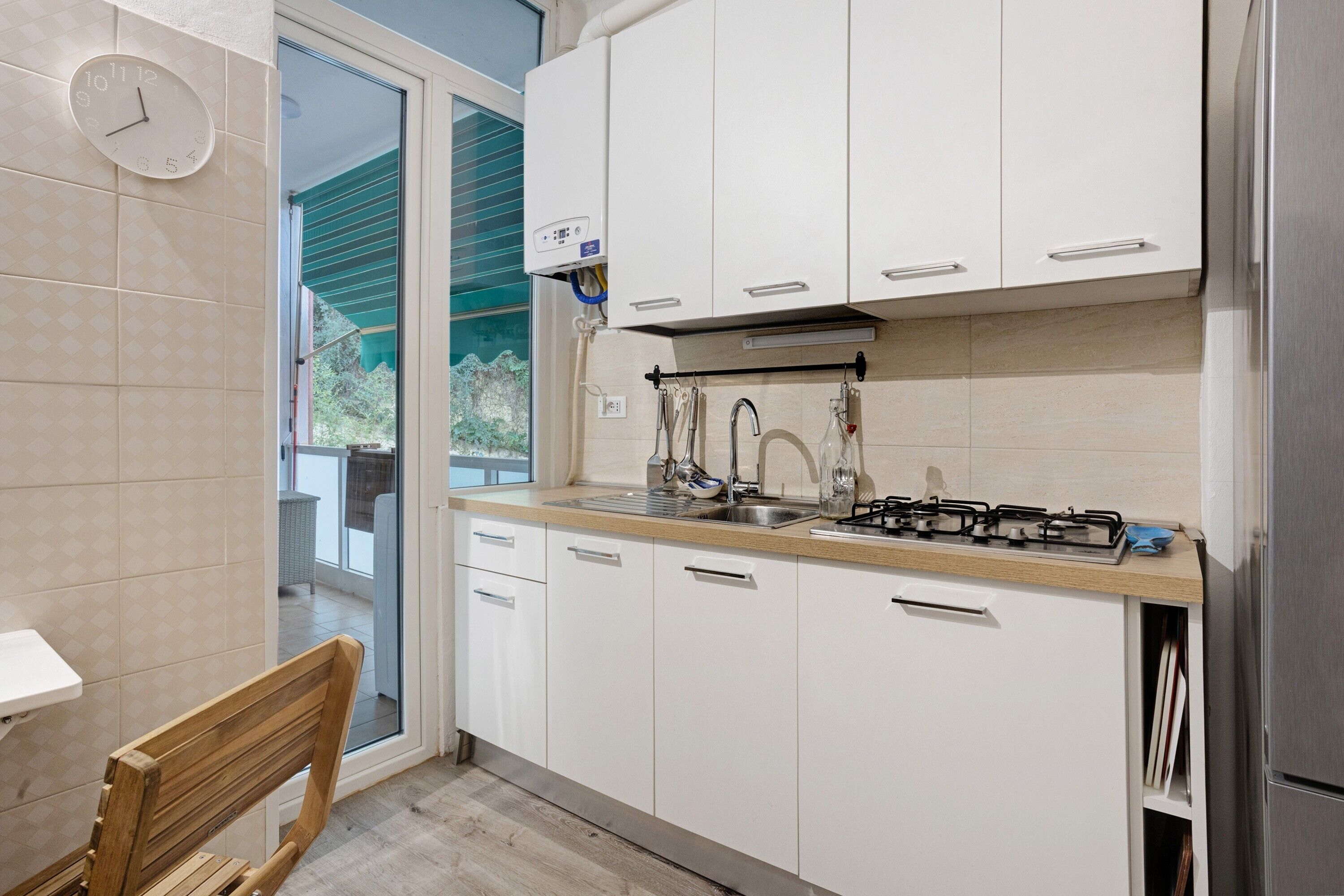 Frigorifero, microonde, forno, piano cottura