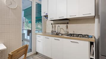 Frigorifero, microonde, forno, piano cottura