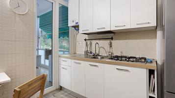 Frigorifero, microonde, forno, piano cottura