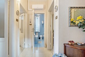 Shower, hair dryer, towels - Seba House Apartment with Private Terrace, Wi-Fi and Air Conditioning (La spezia)