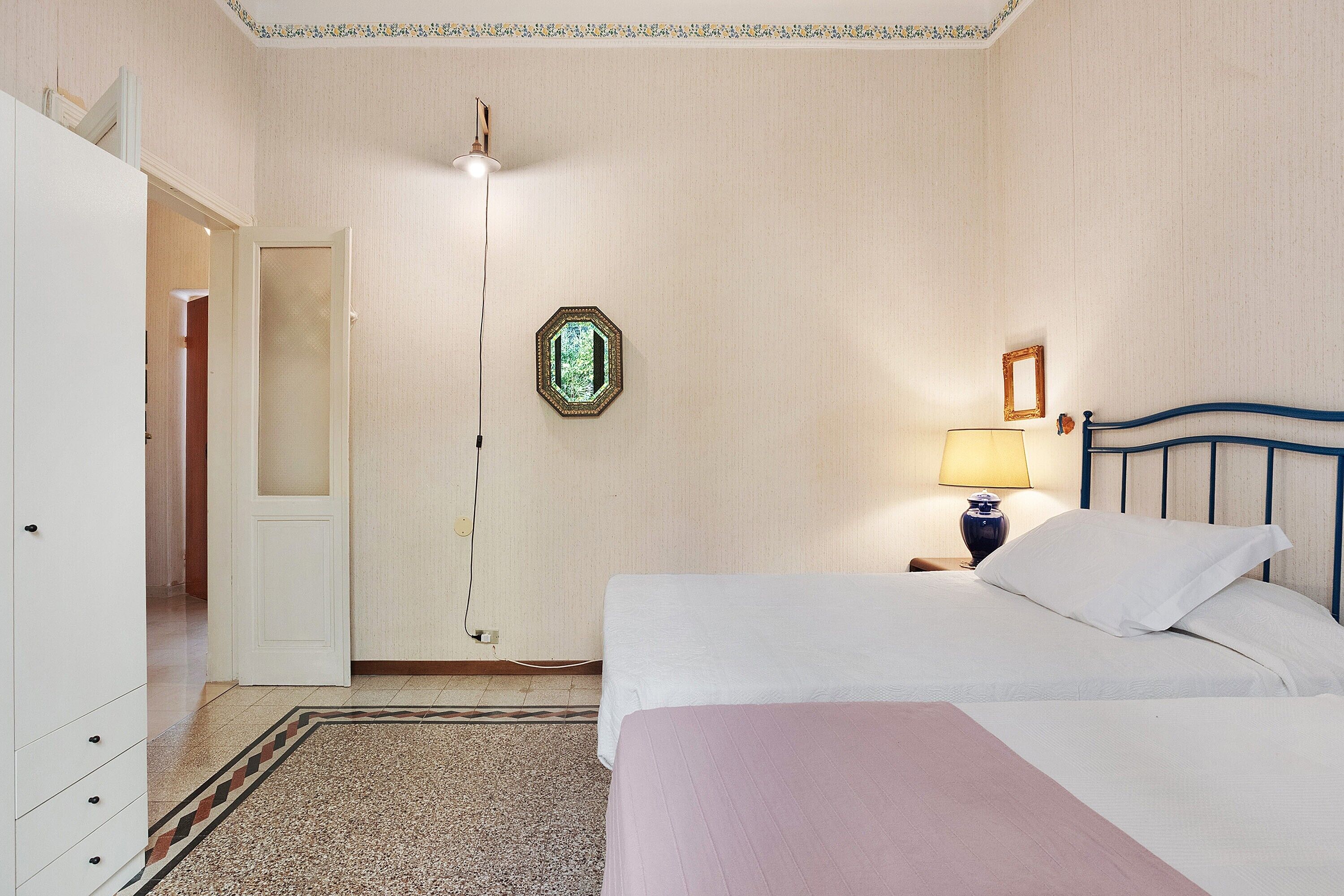 Iron/ironing board, WiFi, bed sheets