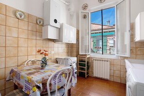 Réfrigérateur, micro-ondes, plaque de cuisson, cafetière/bouilloire