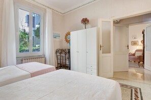 Een strijkplank/strijkijzer, wifi, beddengoed