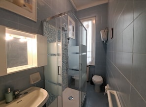 Shower, hair dryer, towels - Seba House Apartment with Private Terrace, Wi-Fi and Air Conditioning (La spezia)
