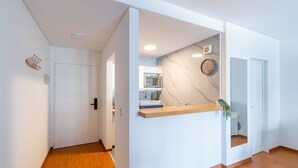 A modern kitchen with a marble backsplash, wooden countertop, and a built-in oven. - Charming studio on Las Heras Avenue, Recoleta | 4P (Ciudad Autónoma de Buenos Aires)
