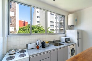 Microondas, horno, cafetera/tetera, tostadora