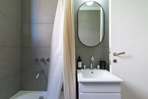 Hair dryer, towels - Charming 2-Bedroom Apartment | Renovated | Cañitas (Ciudad Autónoma de Buenos Aires)