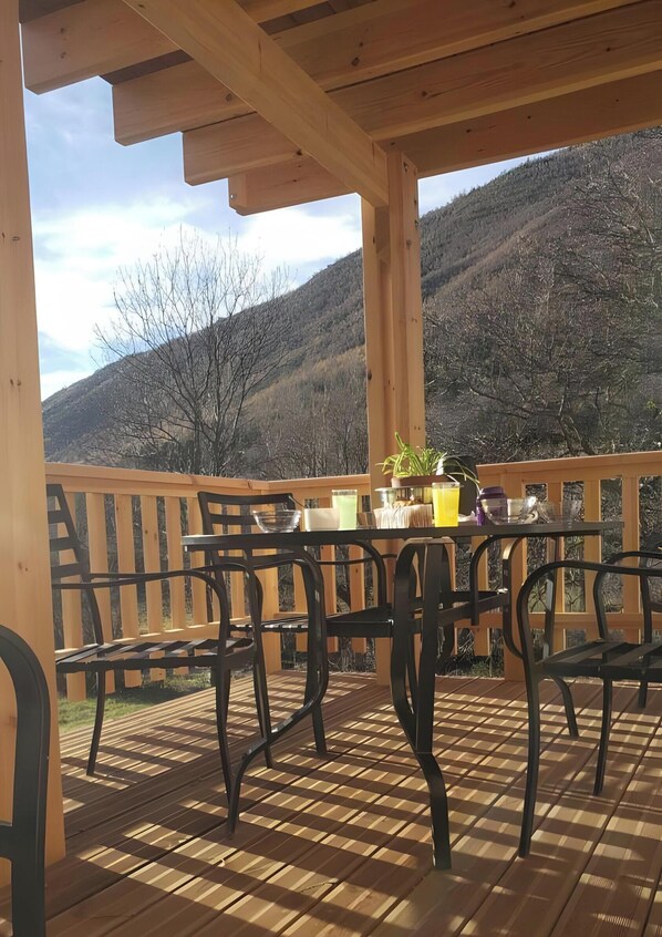 Outdoor dining - Apartment 'La Coume d'Or' with Mountain View, Private Terrace and Wi-Fi (Porta)