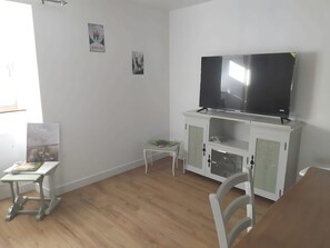 Interior - Apartment 'La Coume d'Or' with Mountain View, Private Terrace and Wi-Fi (Porta)