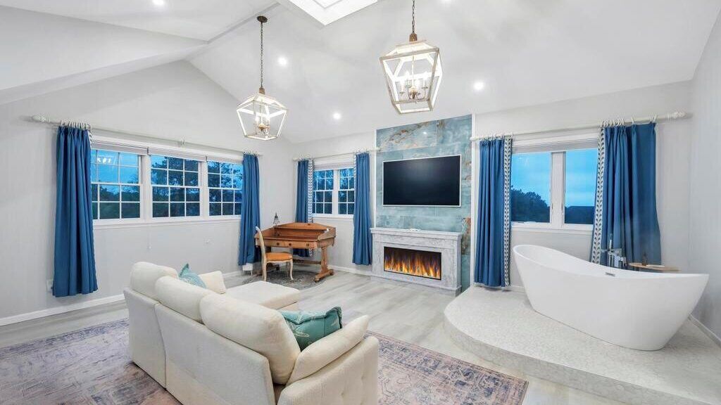 Smart TV, fireplace, ping pong, stereo