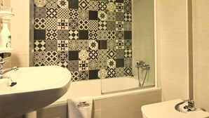 A bathroom with a sink, toilet, and bathtub. - AV Soterra a 2B in Vila (Ávila)