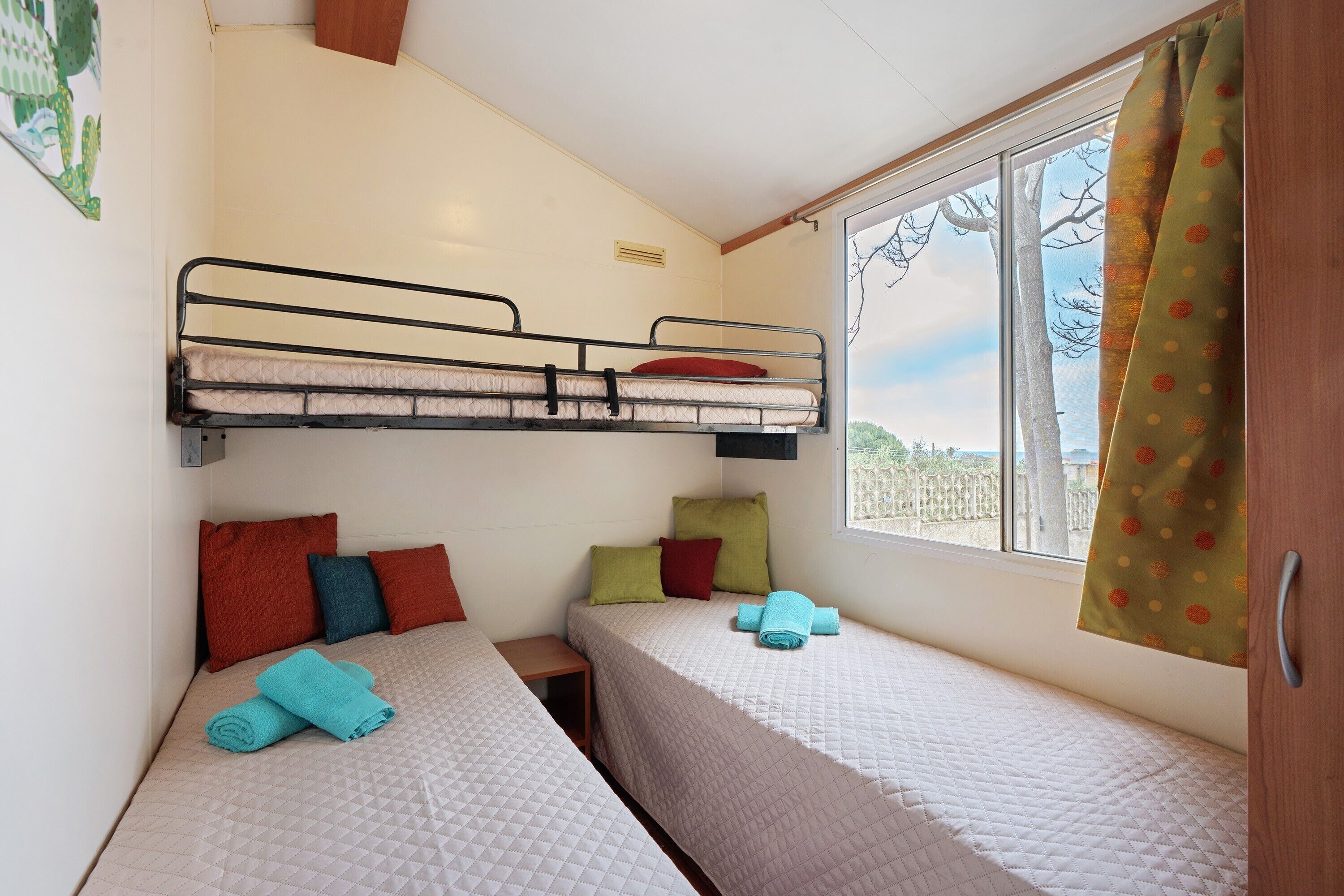 WiFi, bed sheets