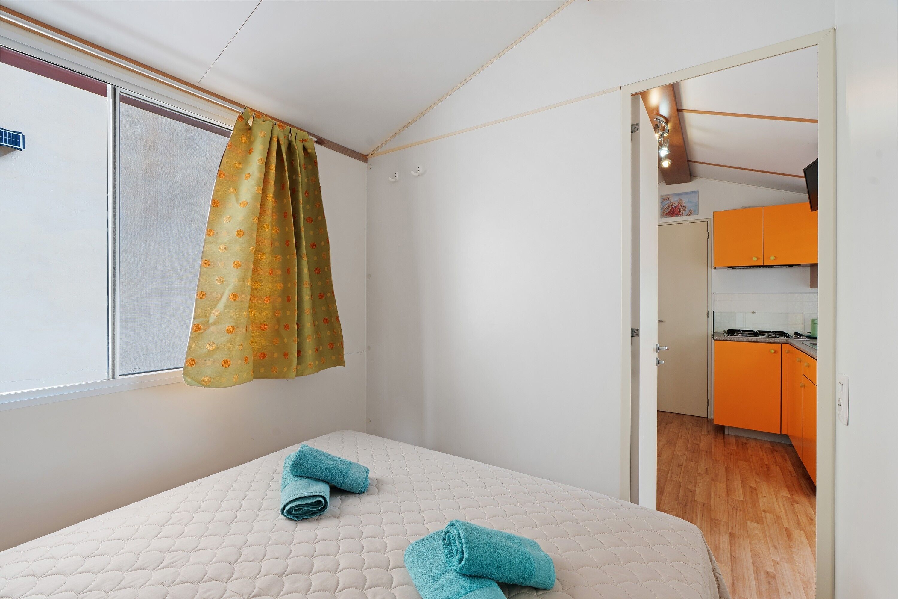 WiFi, bed sheets