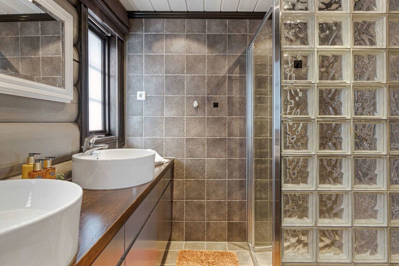 Shower, free toiletries, hair dryer