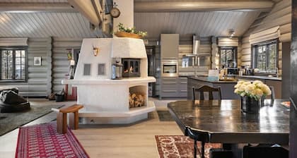 6BR Ski-in/out Chalet, Hot Tub & Sauna