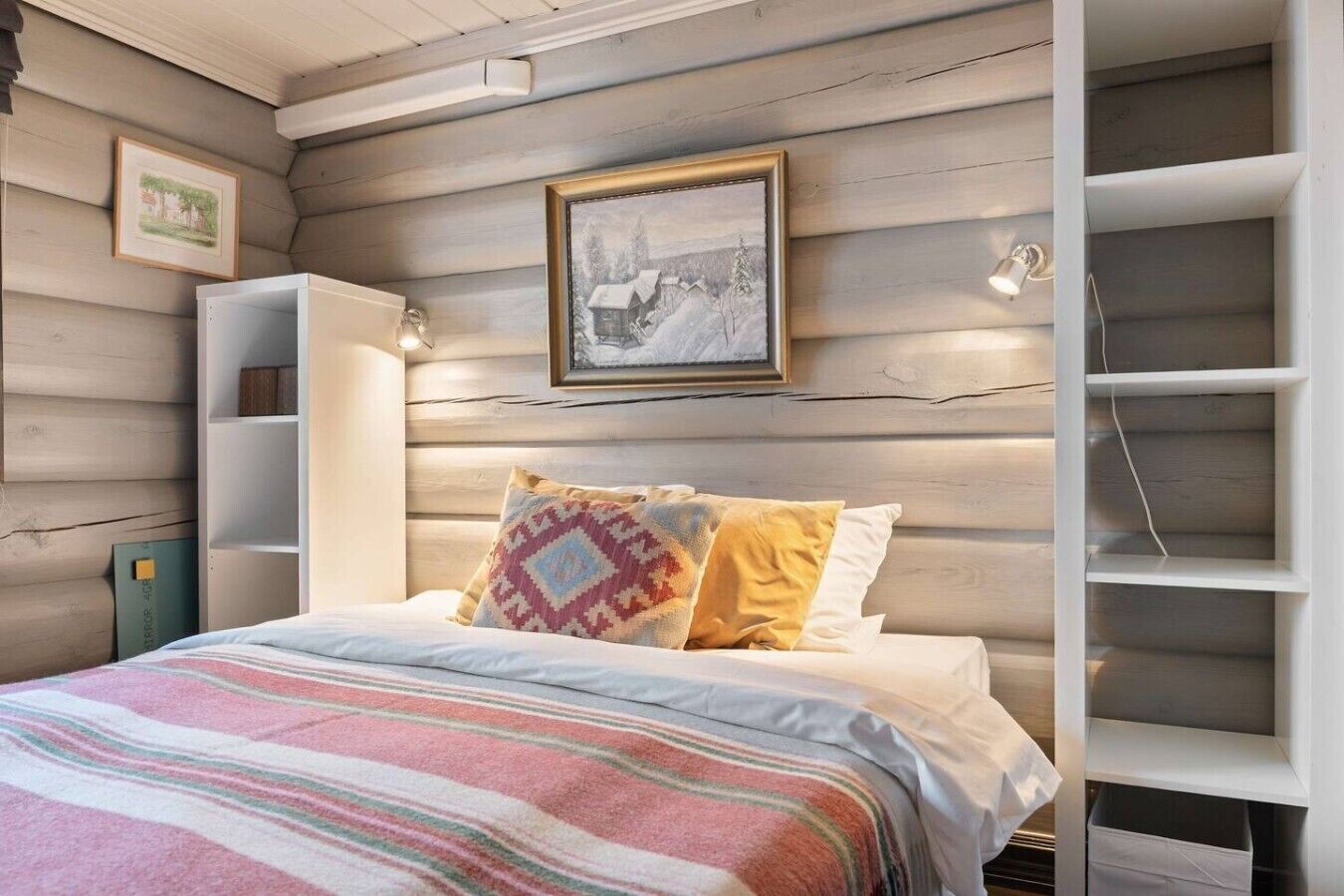 Desk, WiFi, bed sheets