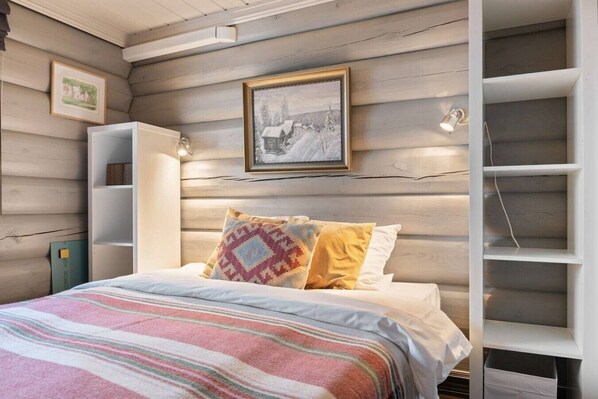 Desk, WiFi, bed sheets