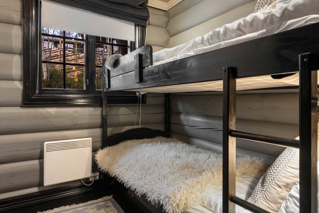 5 bedrooms, desk, WiFi, bed sheets