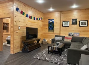 TV - Serene 1-bedroom cabin in charming Ashford perfect for getaway (Ashford)