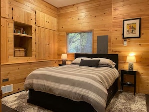 WiFi, bed sheets - Serene 1-bedroom cabin in charming Ashford perfect for getaway (Ashford)