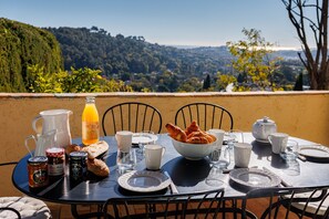 Outdoor dining - Villa Miradou – Sea View & Pool (Saint Paul de Vence)