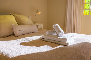 3 bedrooms, iron/ironing board, free WiFi, bed sheets - Villa Miradou – Sea View & Pool (Saint Paul de Vence)
