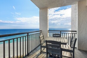 Outdoor dining - 🌊☮️A Peace of Paradise | Two Primary Suites | Luxury Navarre Towers 1104🌊 (Navarre)