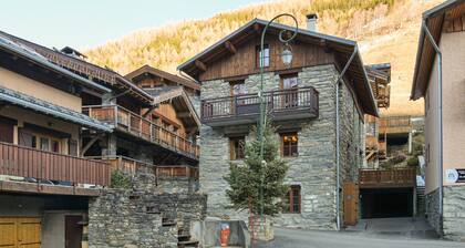 Holiday Home 'Chalet 12 Persons Next To Ski Lift' with Mountain View, Private Terrace and Wi-Fi