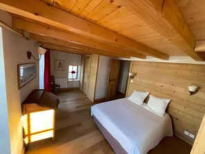 Tabla de planchar con plancha, wifi y ropa de cama 