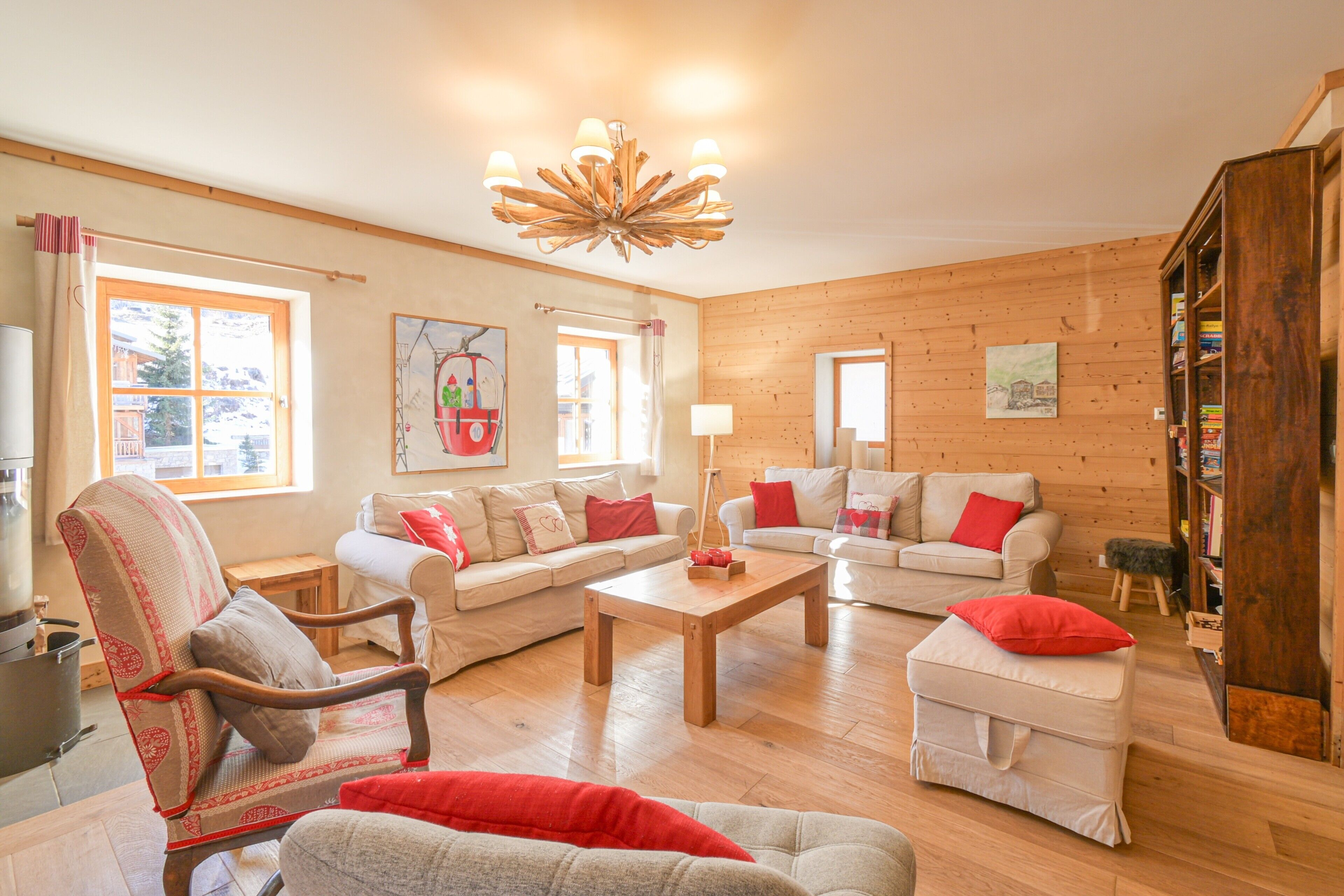 Televisión, chimenea, reproductor de DVD y estéreo 