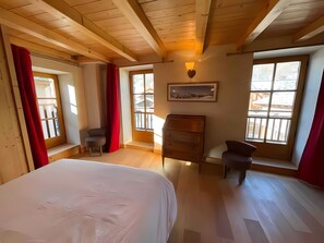 Tabla de planchar con plancha, wifi y ropa de cama