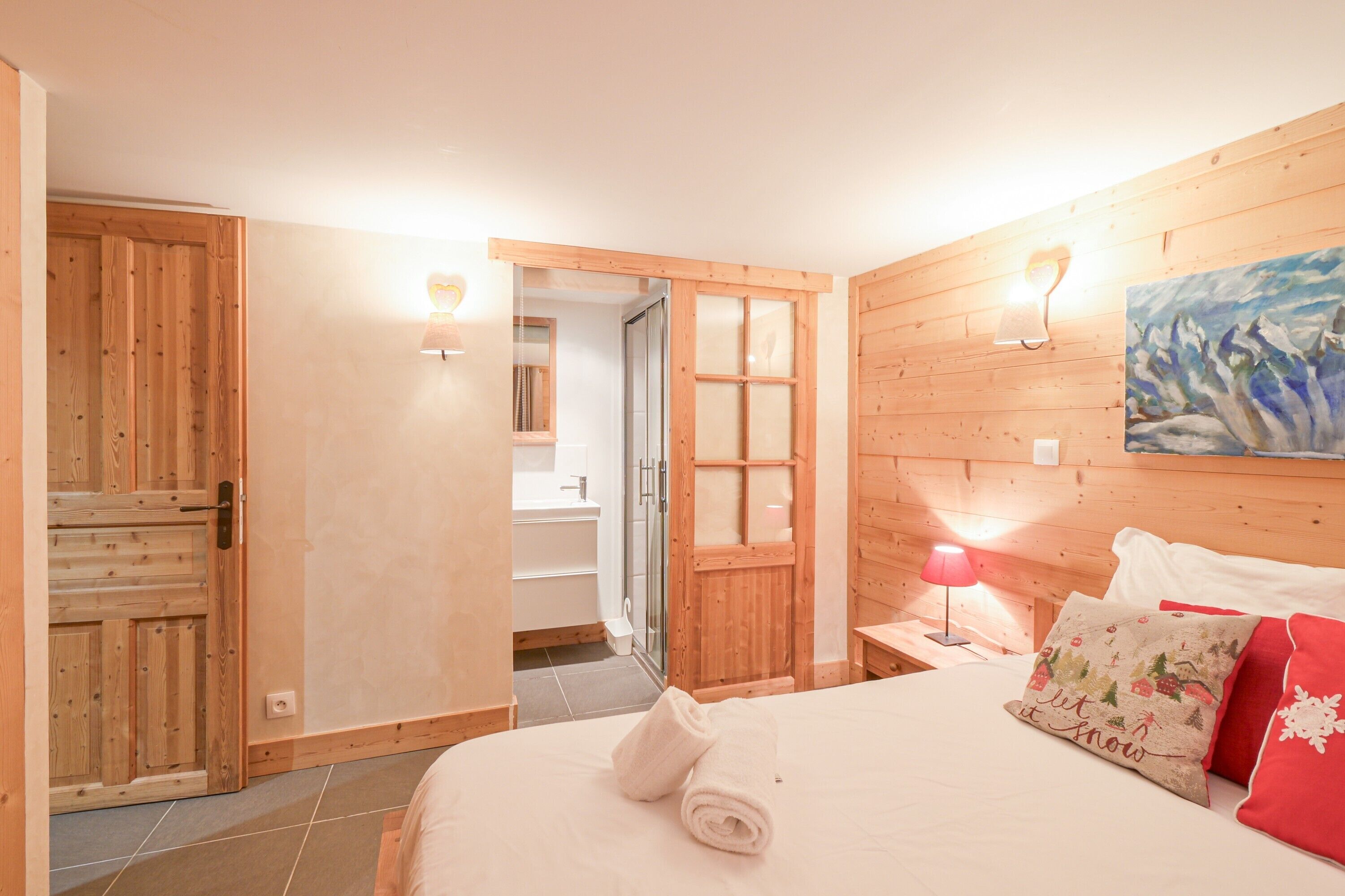 Een strijkplank/strijkijzer, wifi, beddengoed